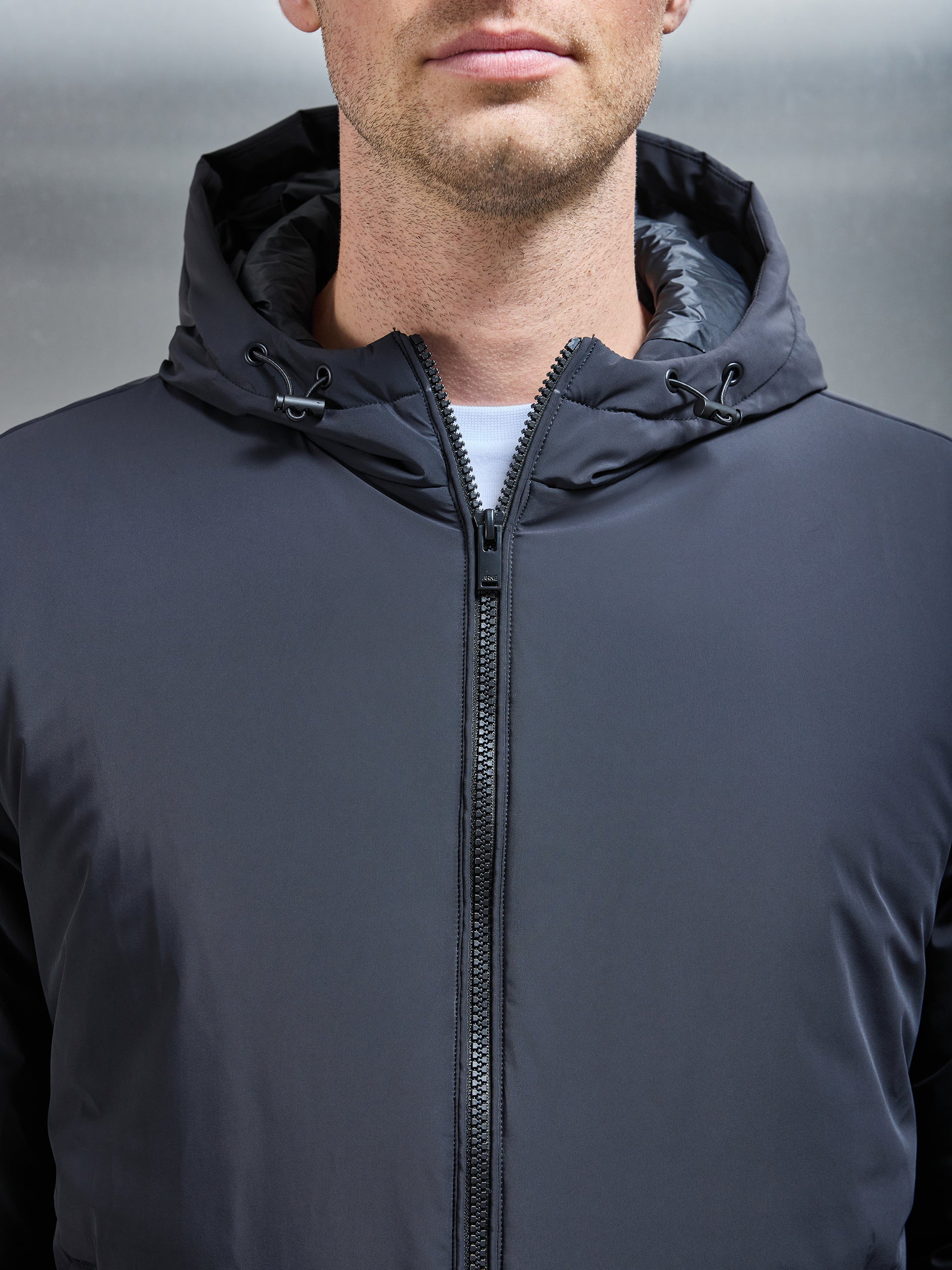 Polstret Teknisk Shell Windbreaker i Sort