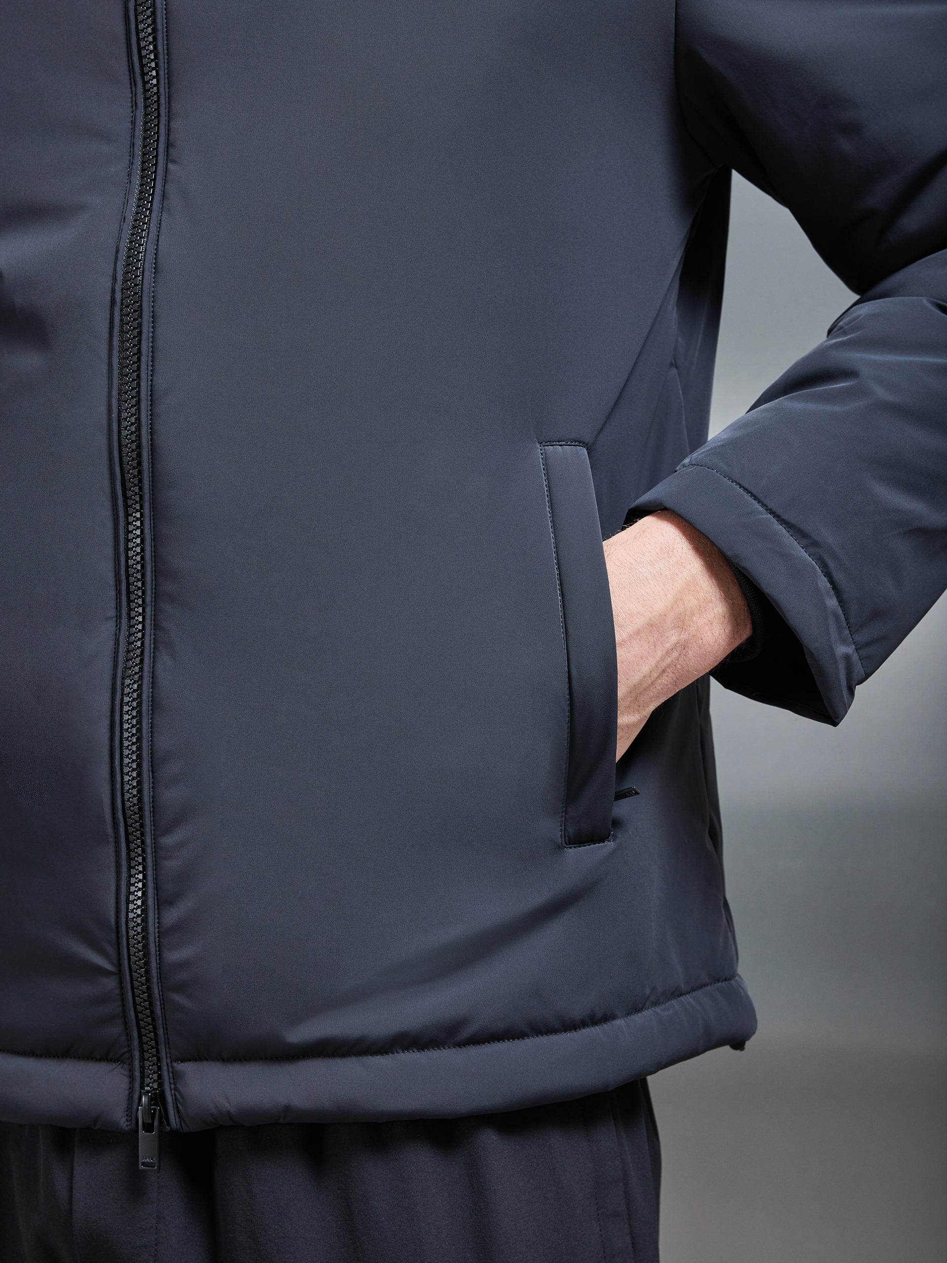Polstret Teknisk Shell Windbreaker i Sort