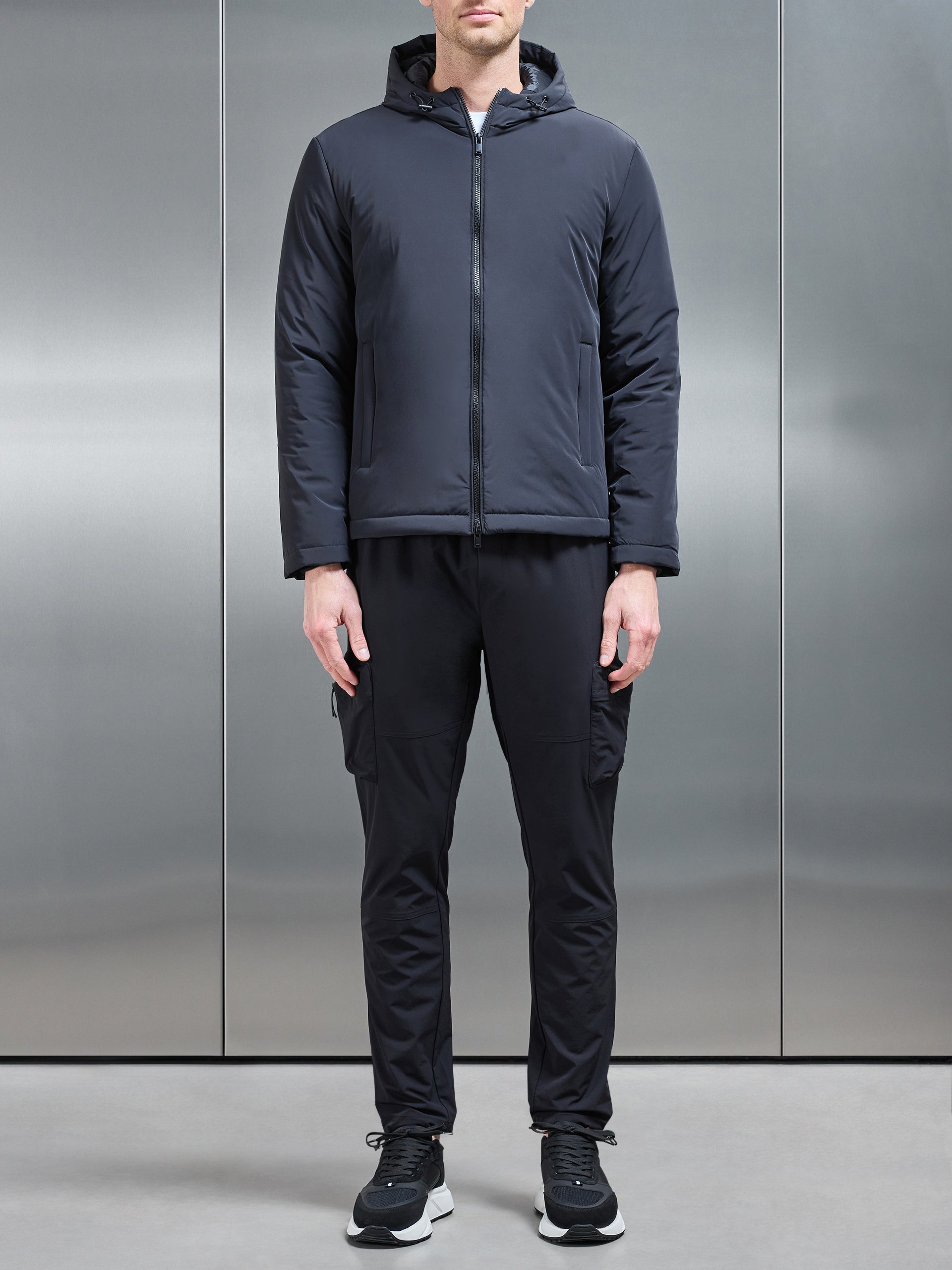 Polstret Teknisk Shell Windbreaker i Sort