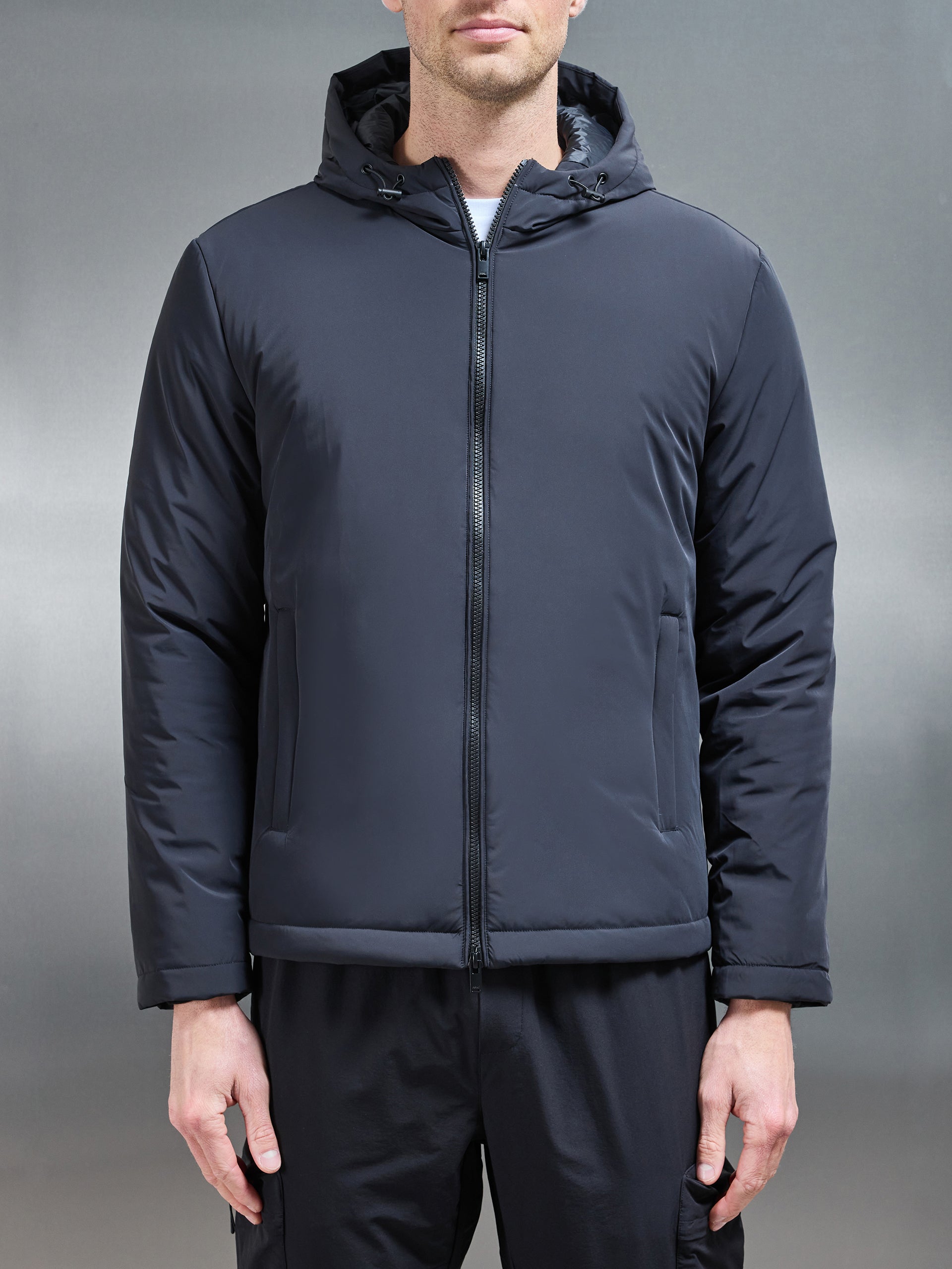 Polstret Teknisk Shell Windbreaker i Sort